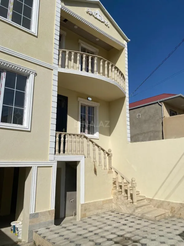 Satılır 4 otaqlı həyət evi 215 m²