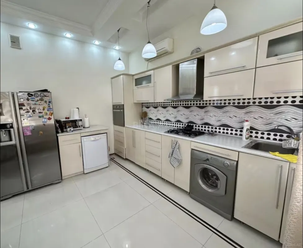 Kirayə verilir 6 otaqlı həyət evi 360 m²