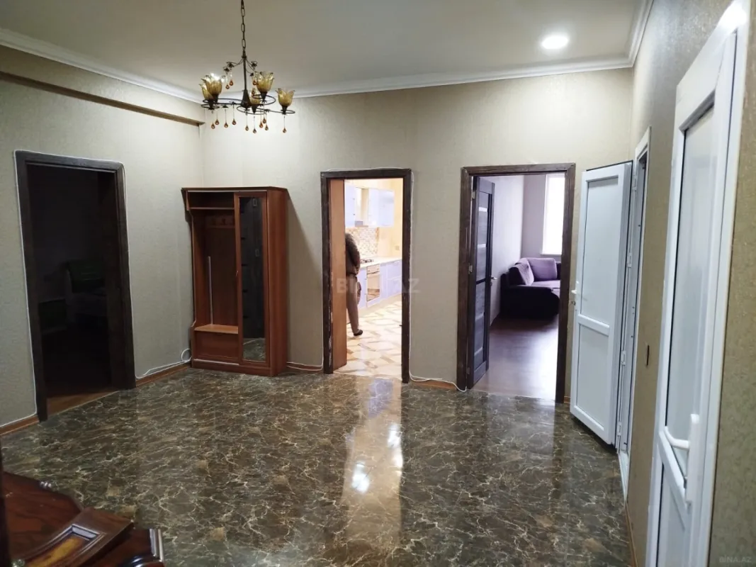 Kirayə verilir 4 otaqlı mənzil 138 m²