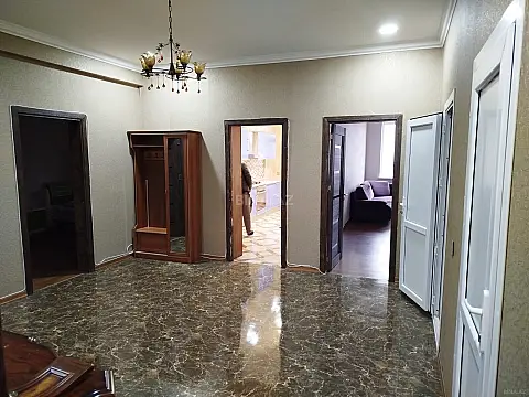 Kirayə verilir 4 otaqlı mənzil 138 m²