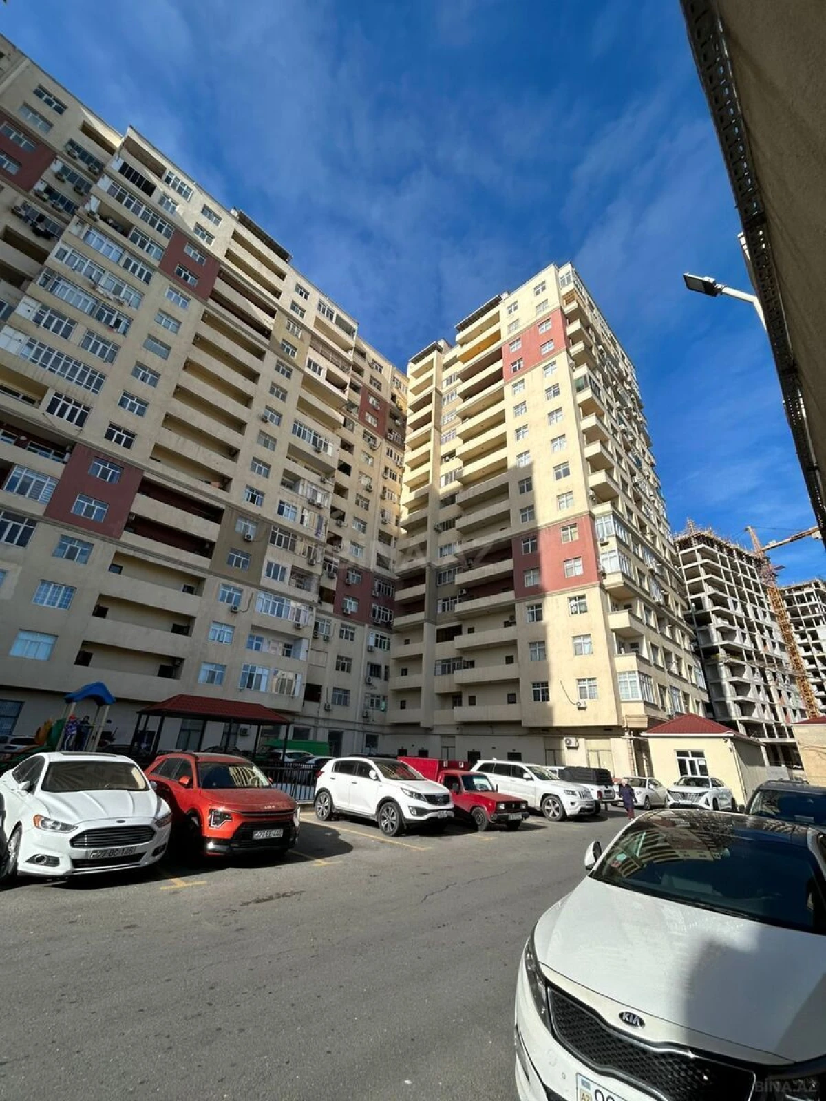 Satılır 4 otaqlı mənzil 160 m²