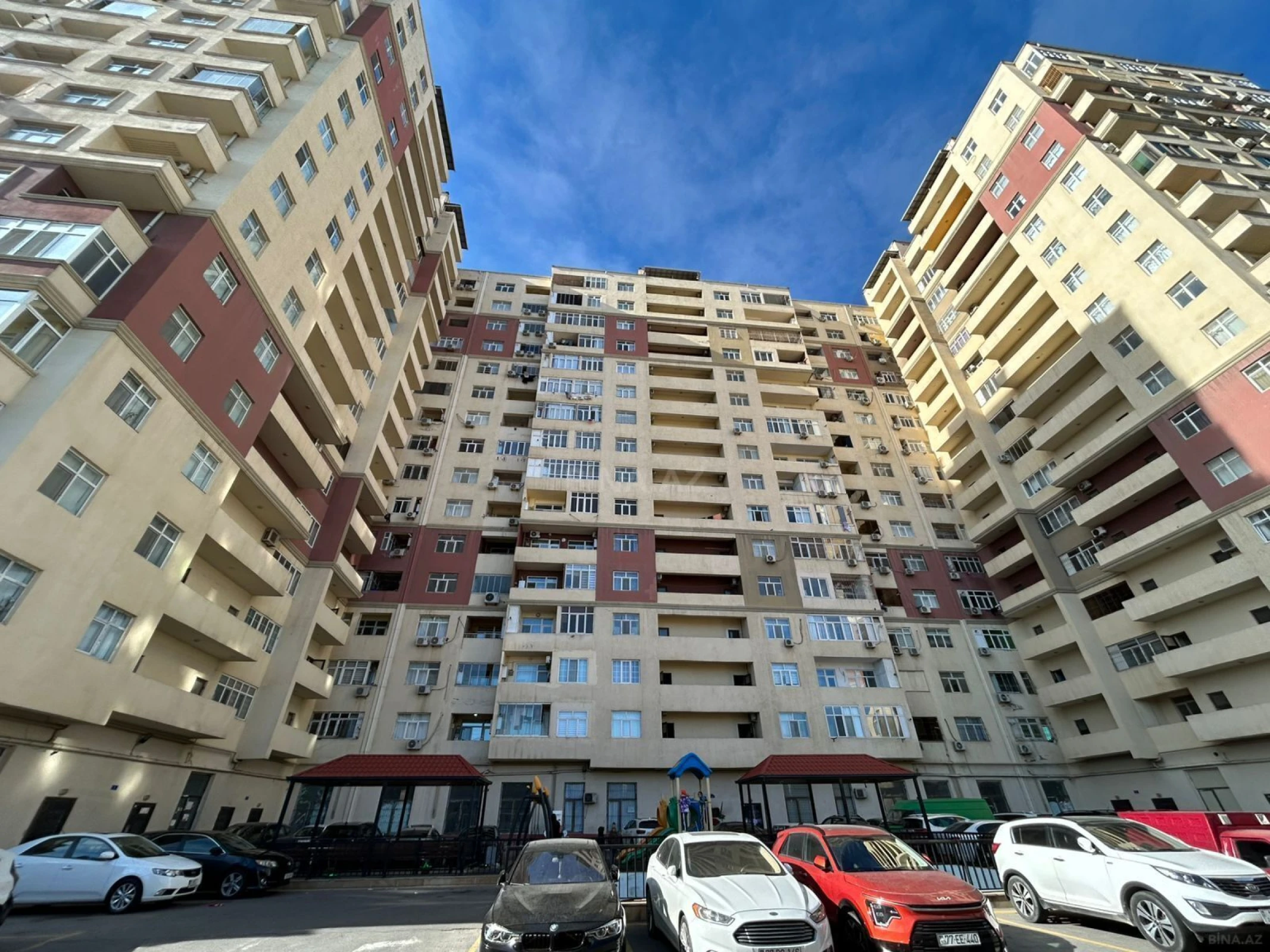 Satılır 4 otaqlı mənzil 160 m²