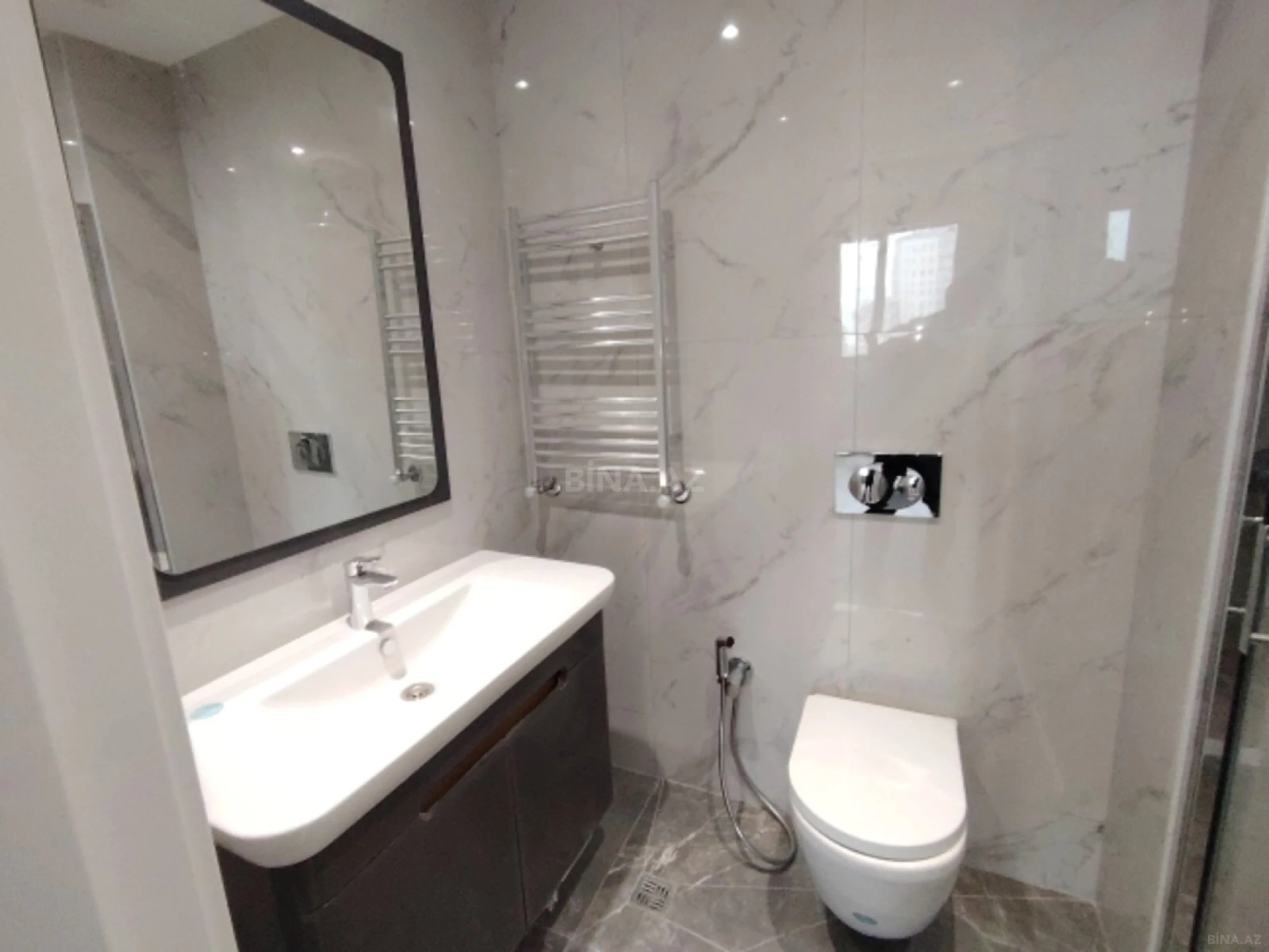 Satılır 4 otaqlı mənzil 121 m²