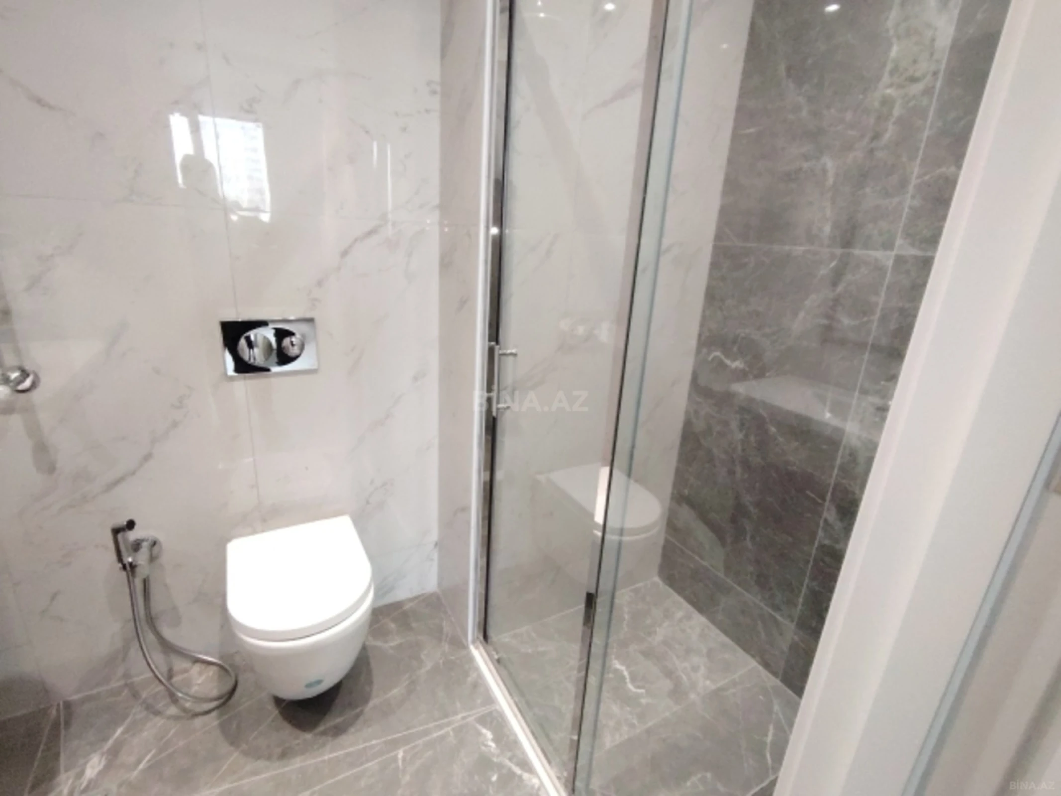 Satılır 4 otaqlı mənzil 121 m²