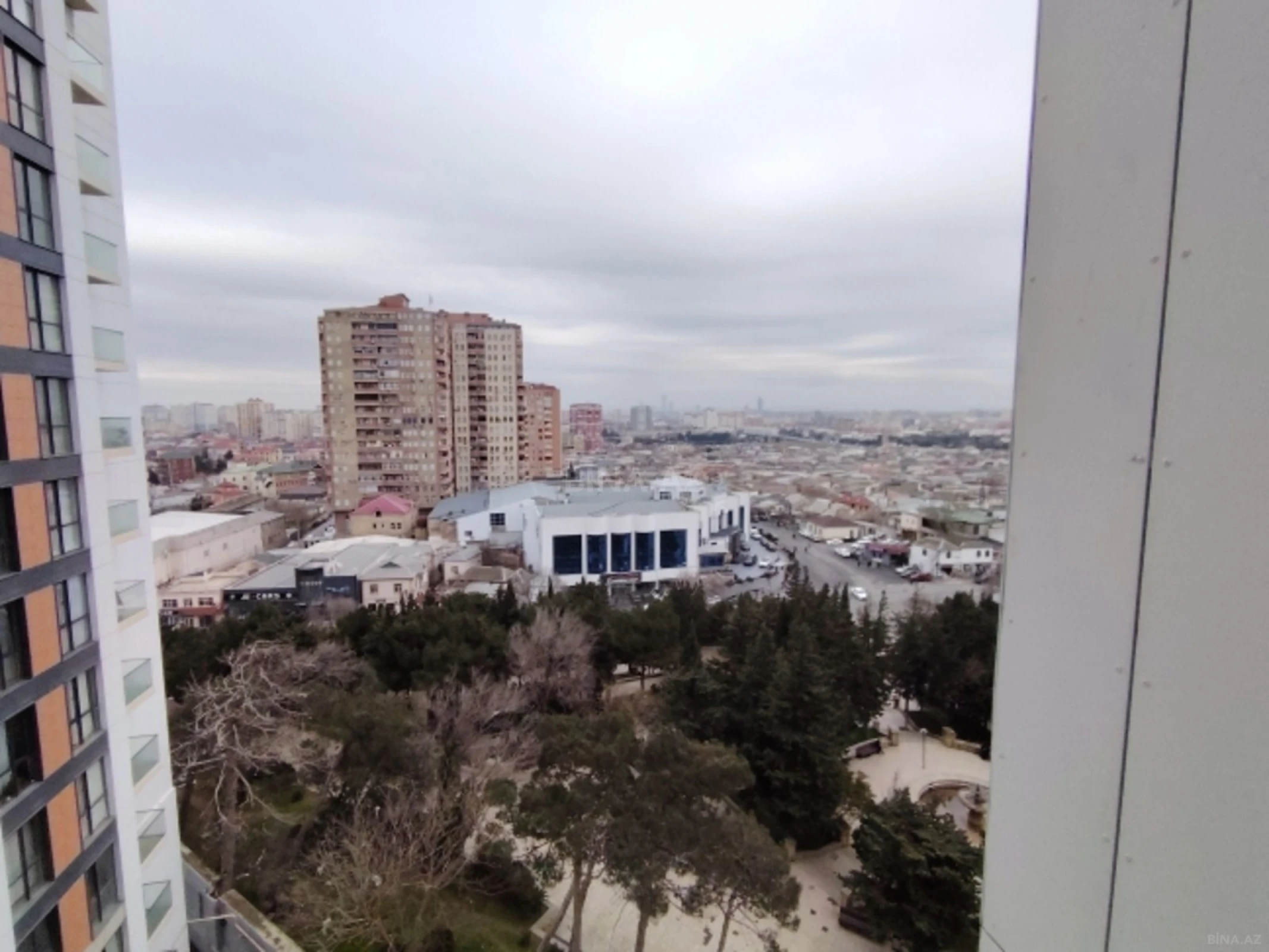 Satılır 4 otaqlı mənzil 121 m²