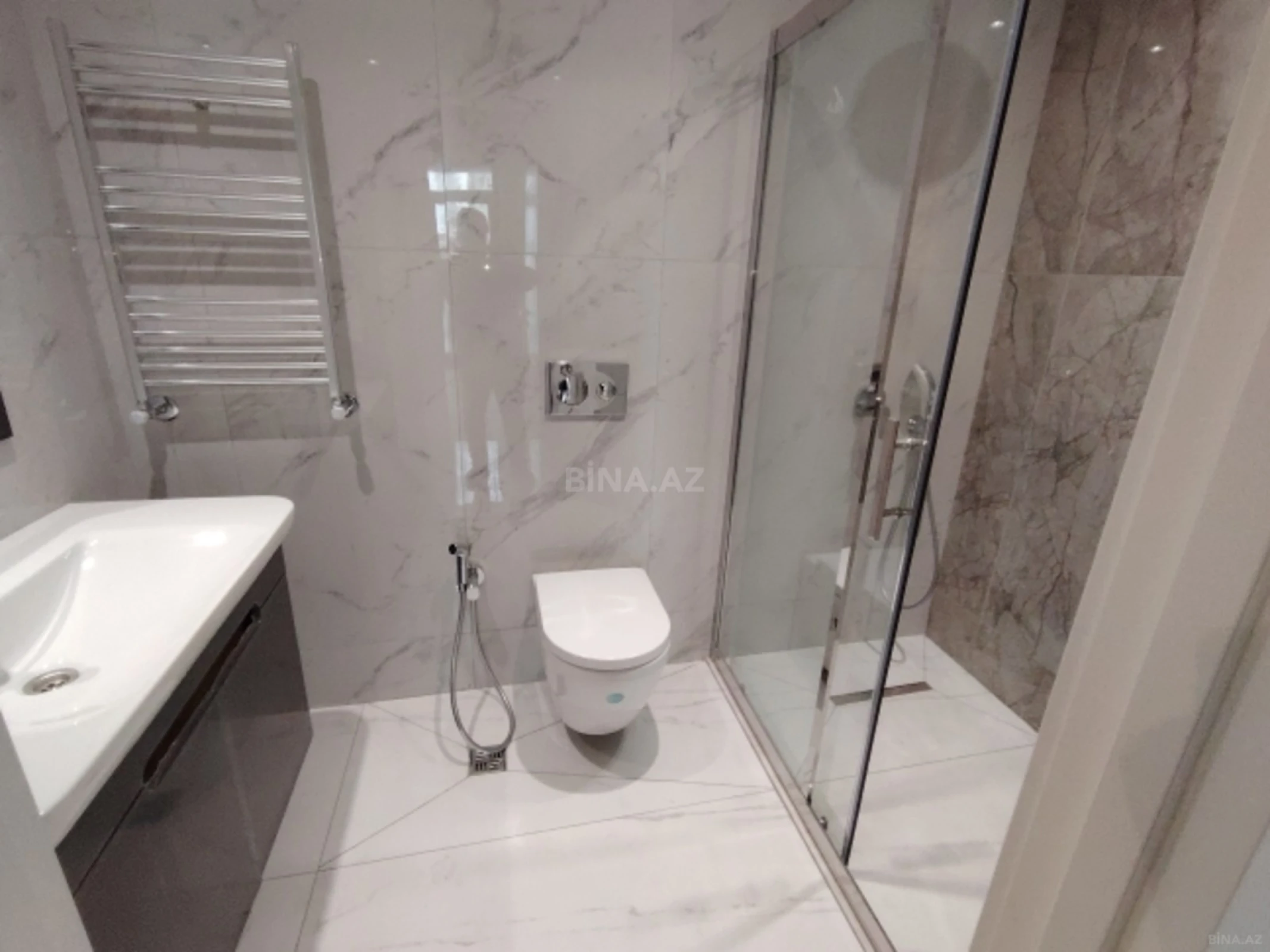 Satılır 4 otaqlı mənzil 121 m²