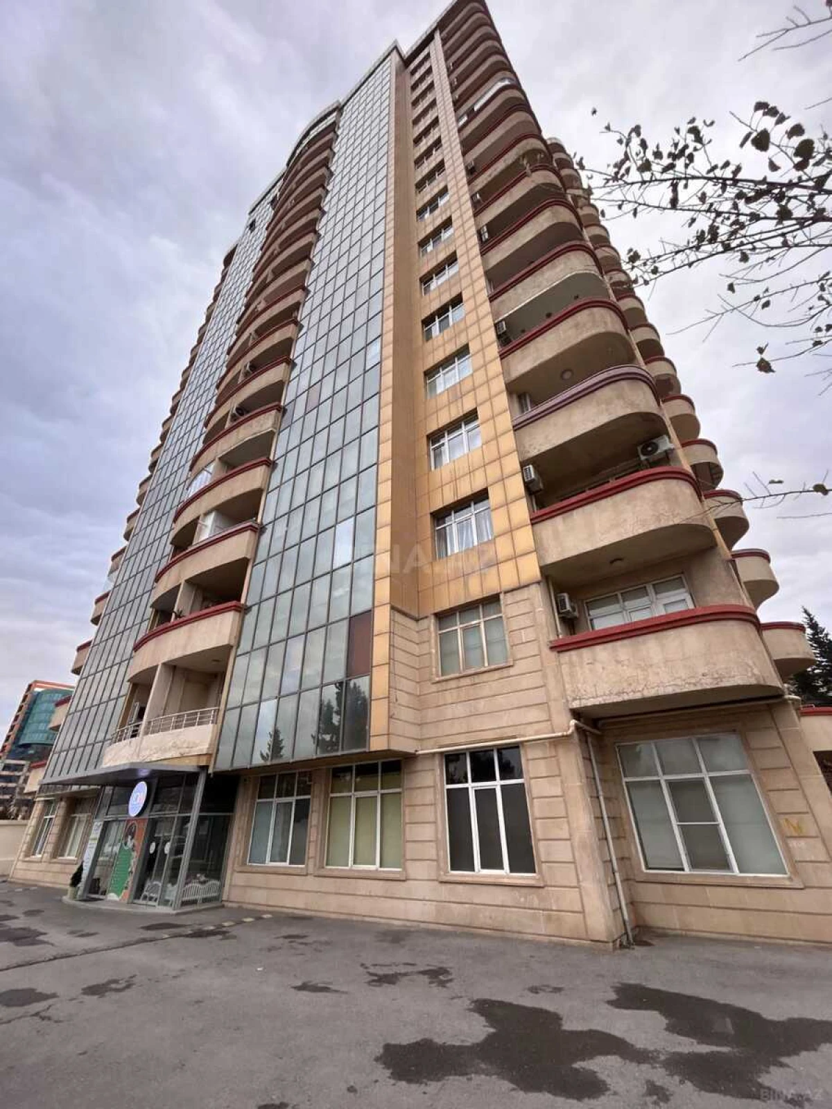 Kirayə verilir 3 otaqlı mənzil 185 m²