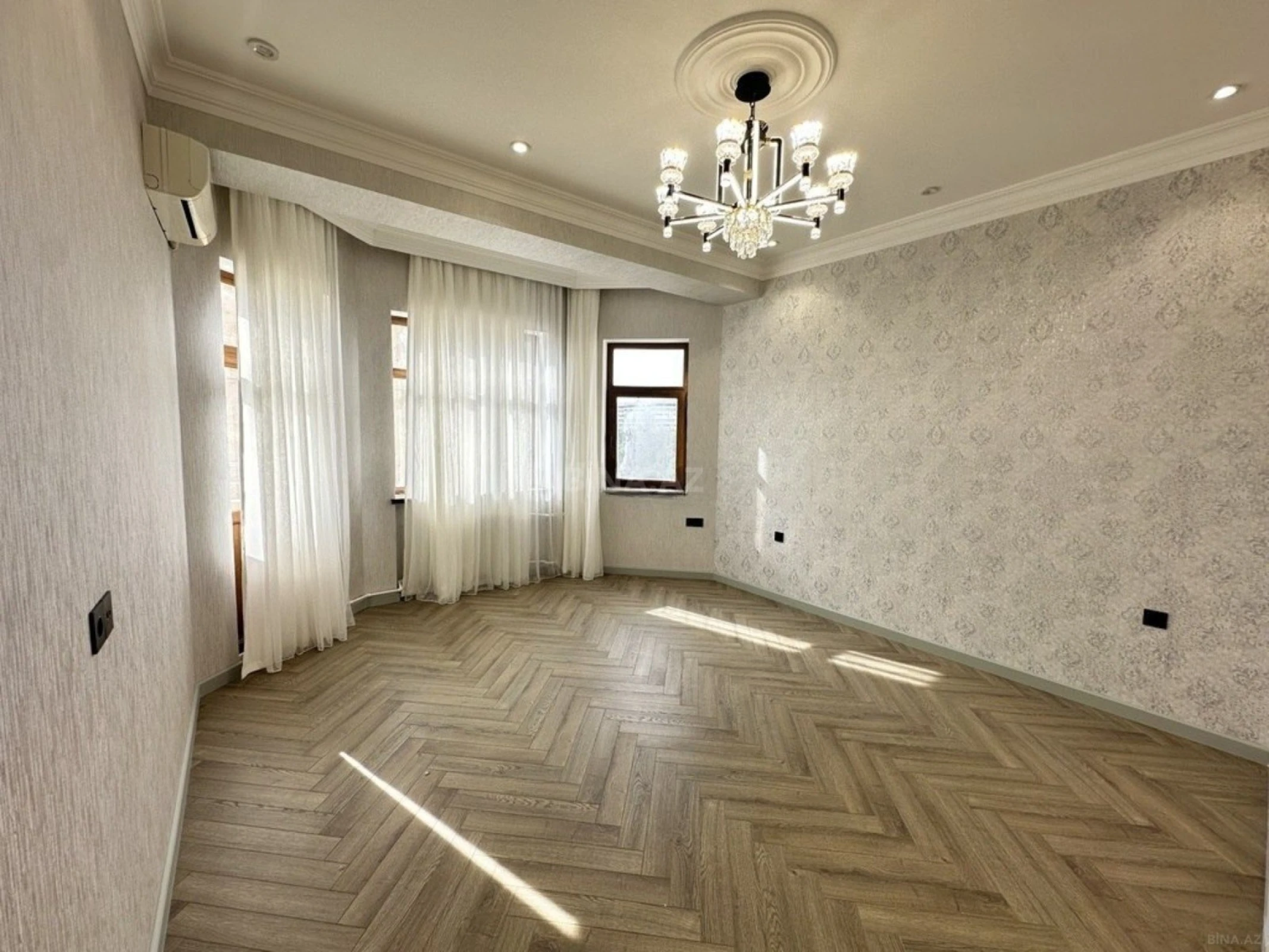 Satılır 3 otaqlı mənzil 150 m²
