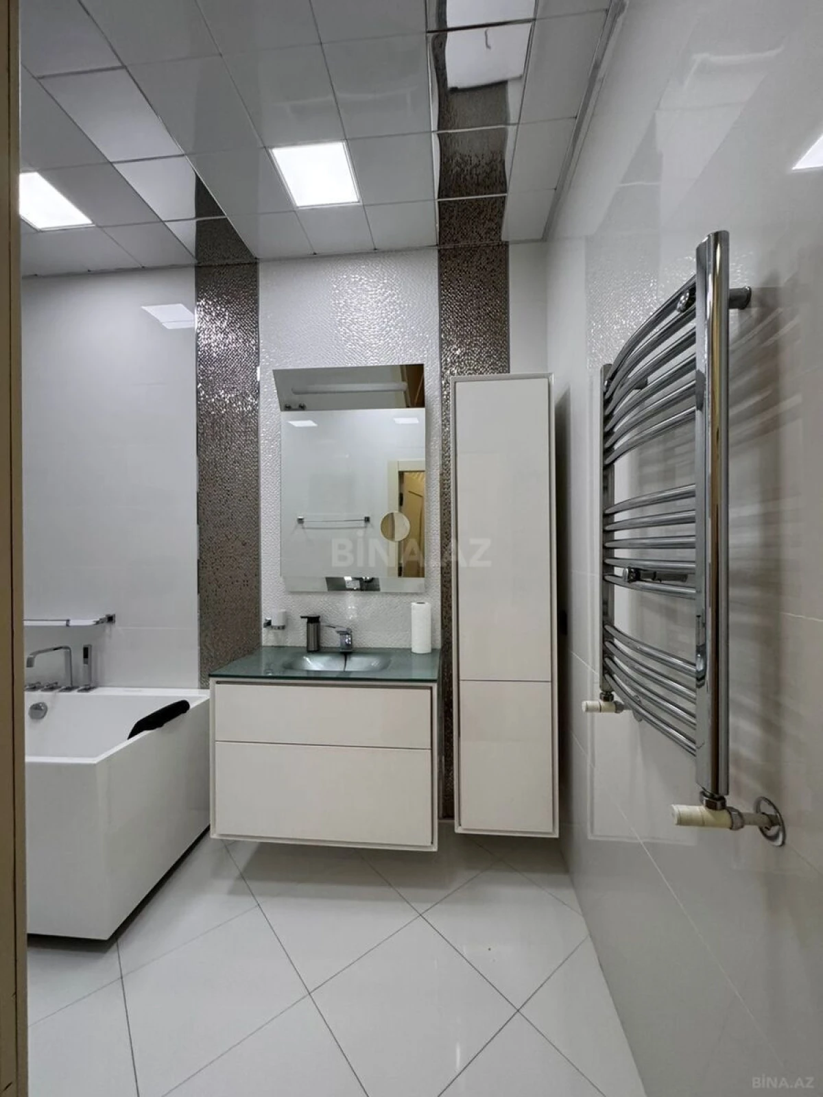 Satılır 4 otaqlı mənzil 176 m²