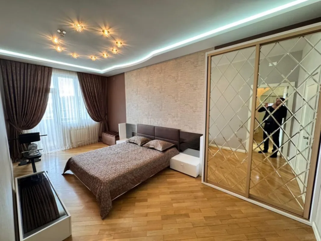 Satılır 4 otaqlı mənzil 176 m²