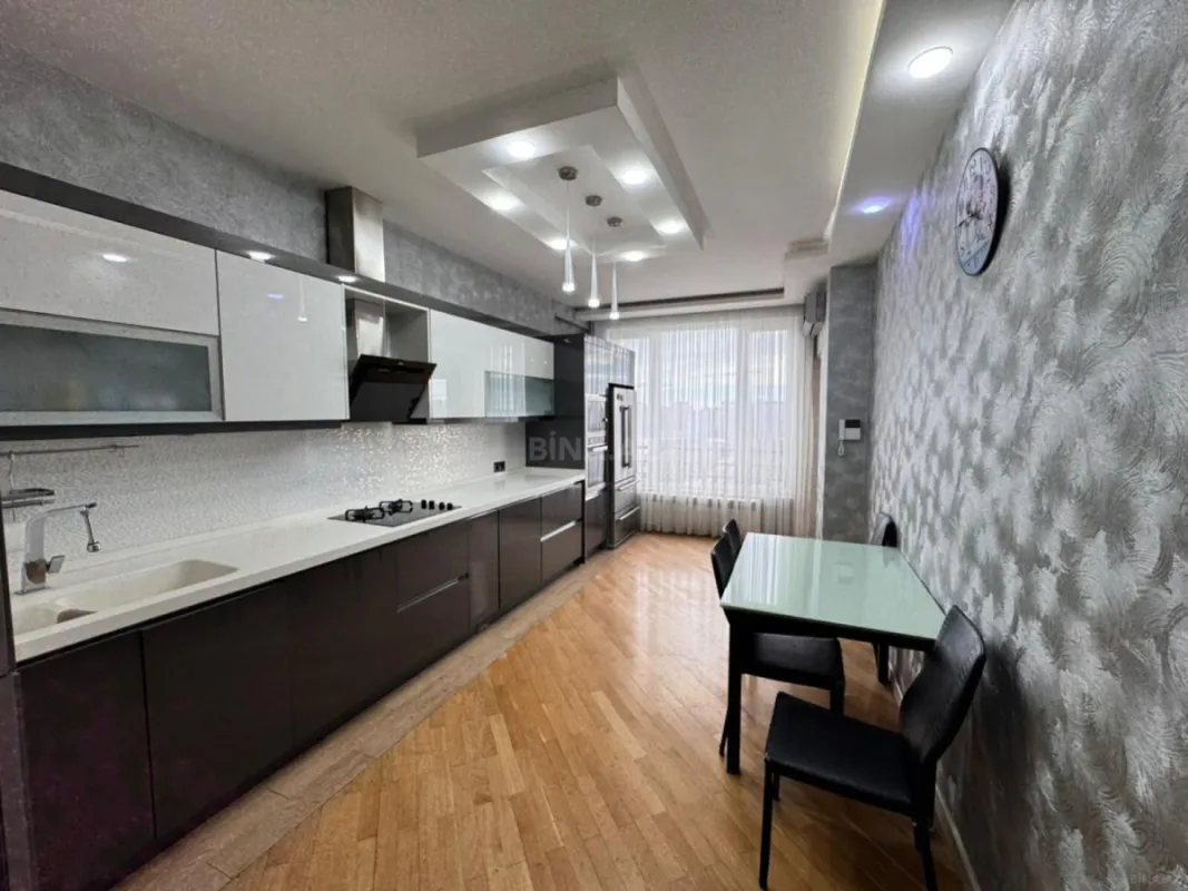 Satılır 4 otaqlı mənzil 176 m²