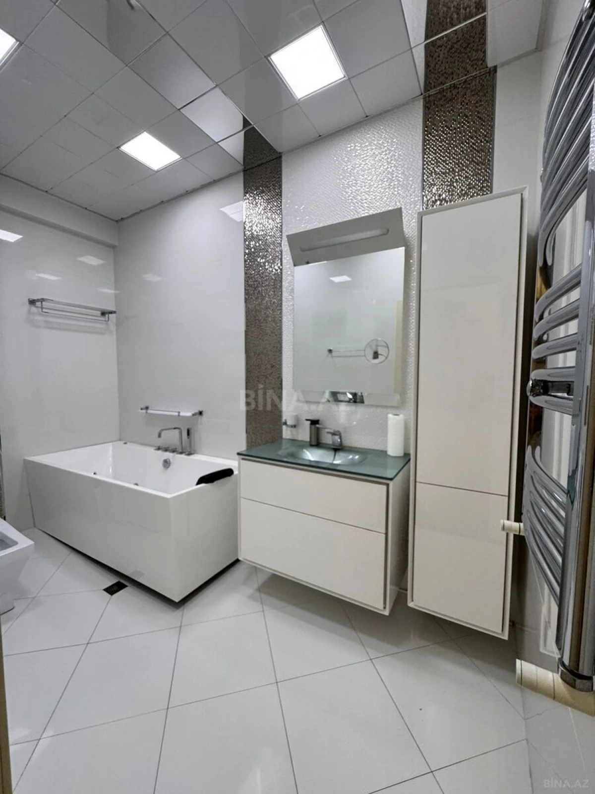 Satılır 4 otaqlı mənzil 176 m²