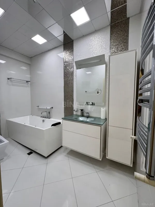 Satılır 4 otaqlı mənzil 176 m²