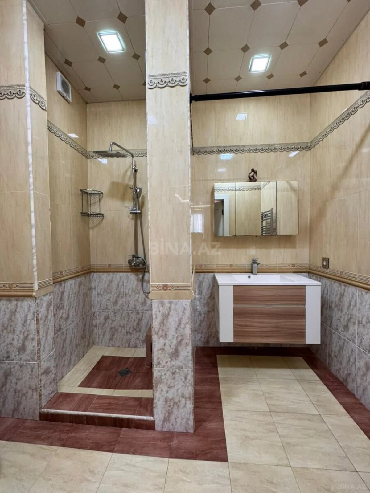 Satılır 4 otaqlı mənzil 176 m²