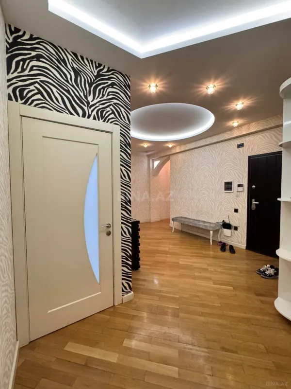 Satılır 4 otaqlı mənzil 176 m²