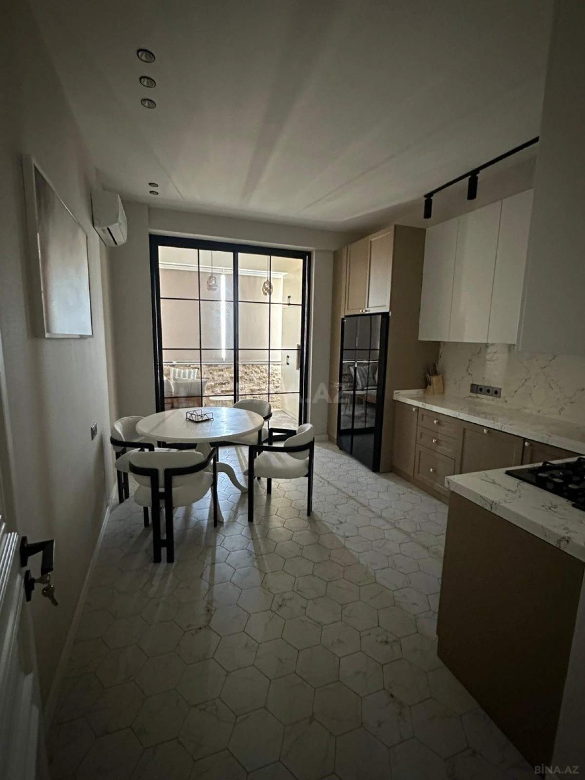 Kirayə verilir 3 otaqlı mənzil 150 m²