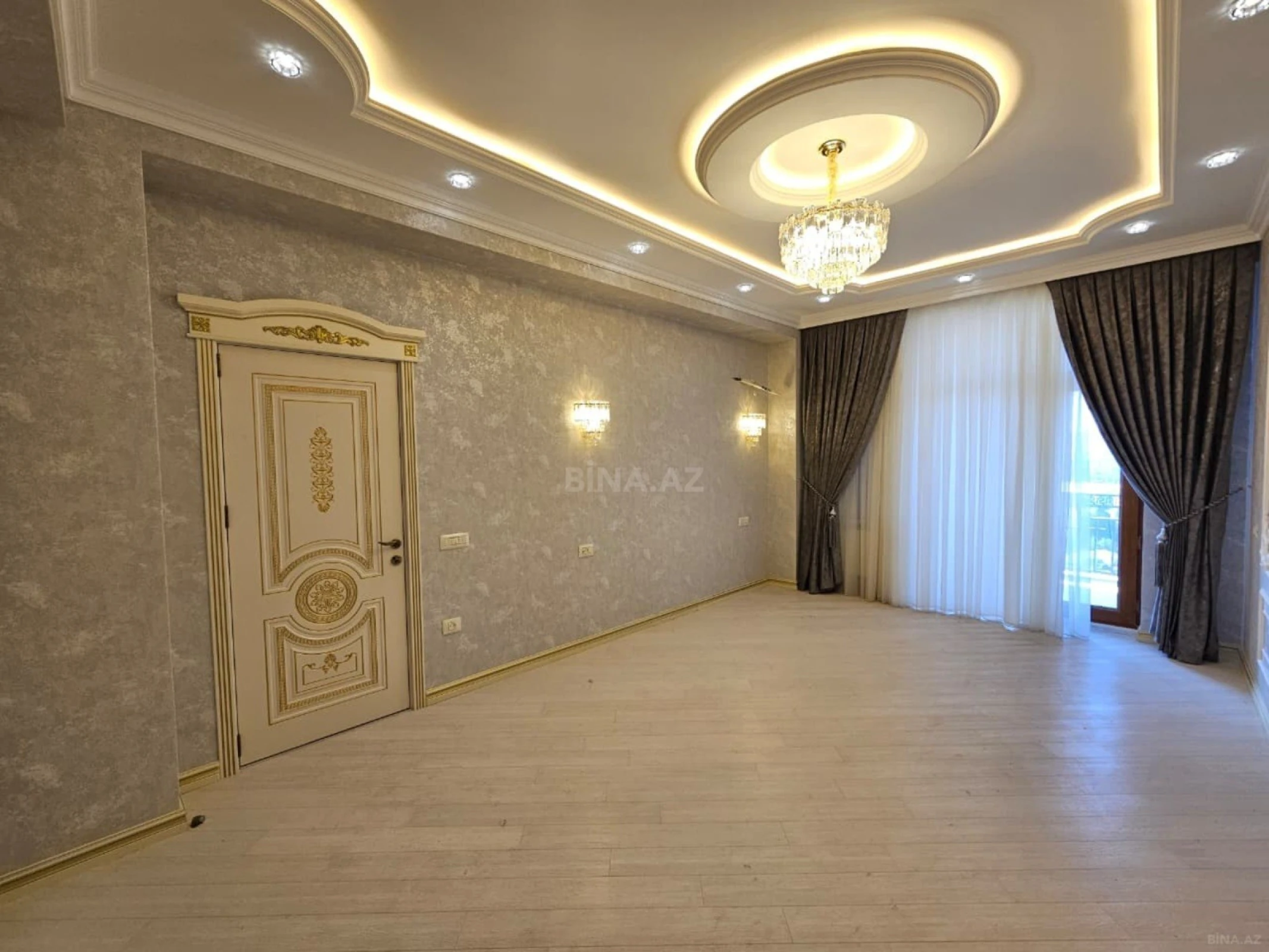 Satılır 3 otaqlı mənzil 135 m²