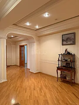 Satılır 7 otaqlı mənzil 300 m²