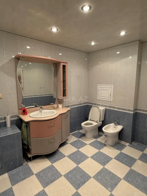 Satılır 7 otaqlı mənzil 300 m²