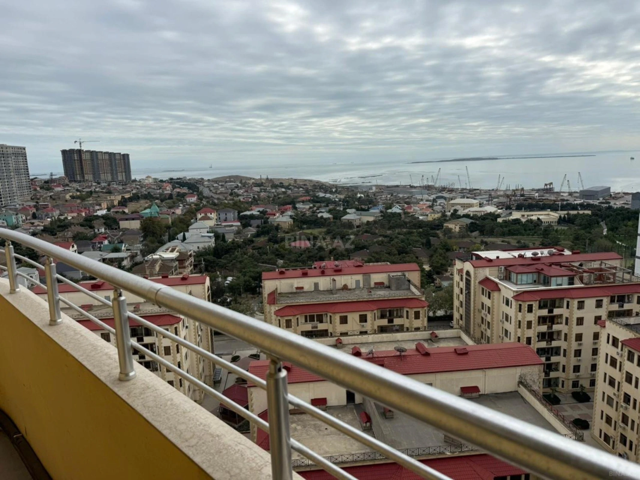 Satılır 3 otaqlı mənzil 125 m²