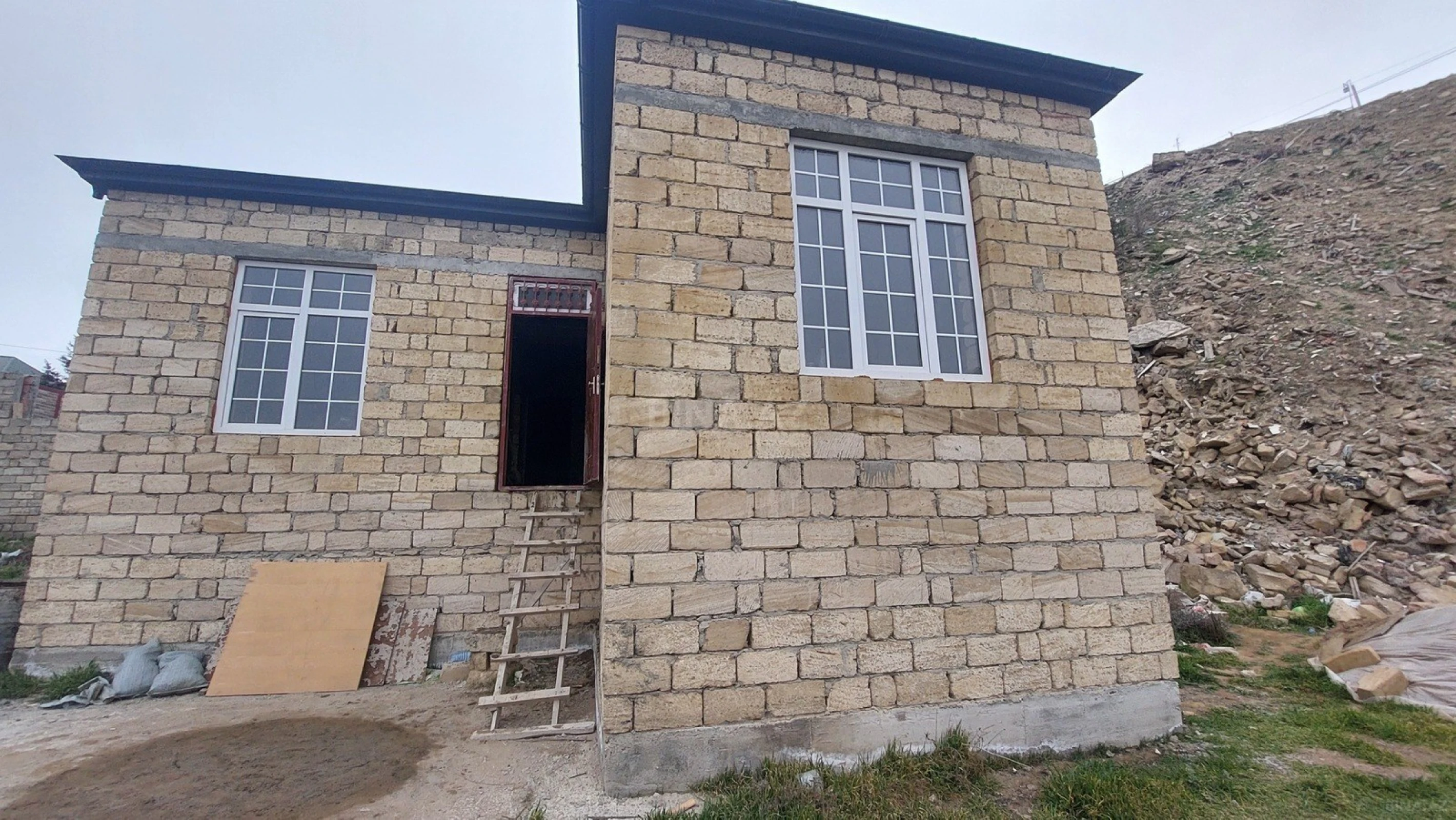Satılır 3 otaqlı həyət evi 100 m²