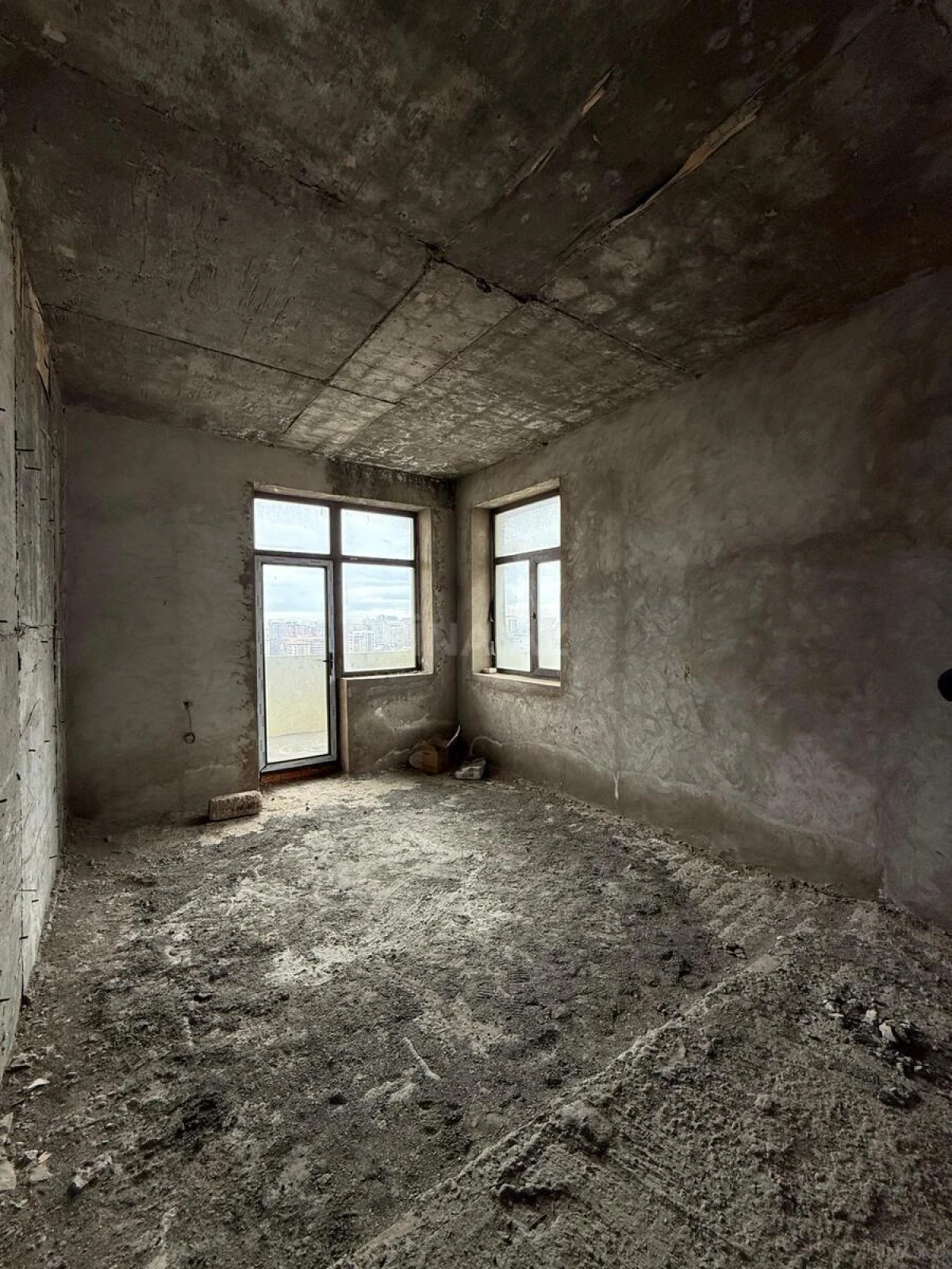 Satılır 3 otaqlı mənzil 140 m²