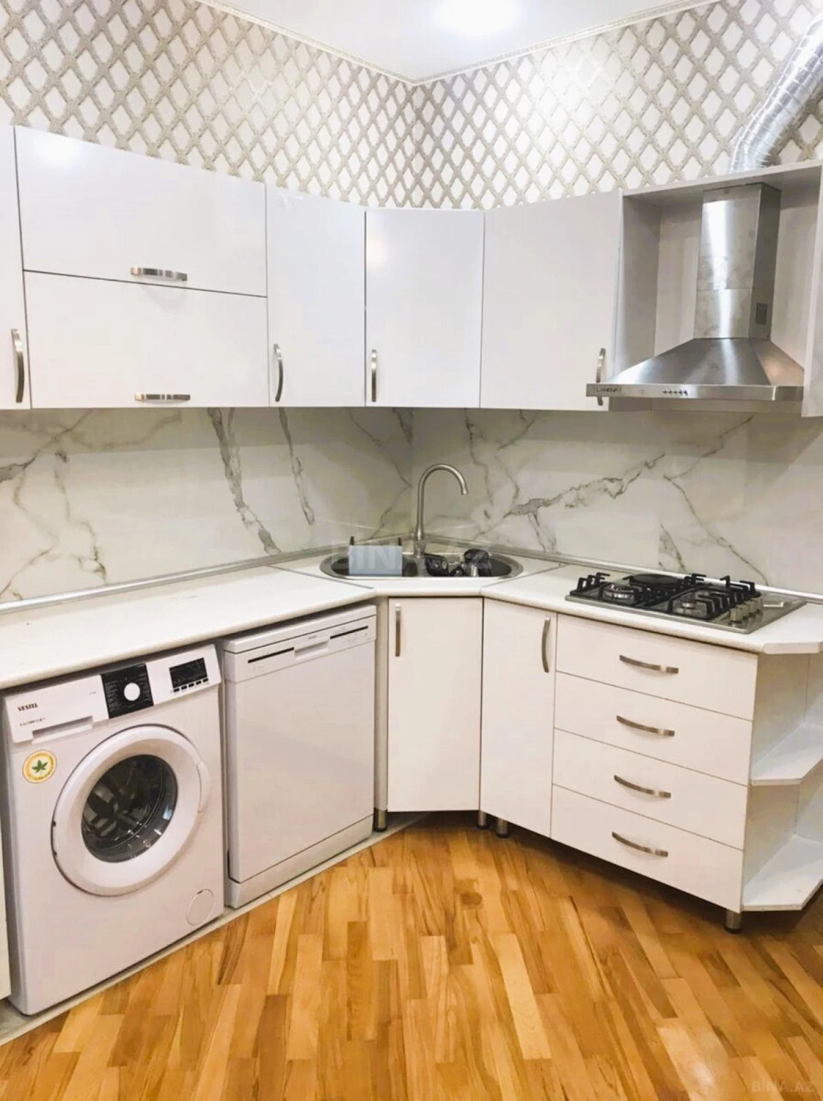 Kirayə verilir 2 otaqlı mənzil 105 m²