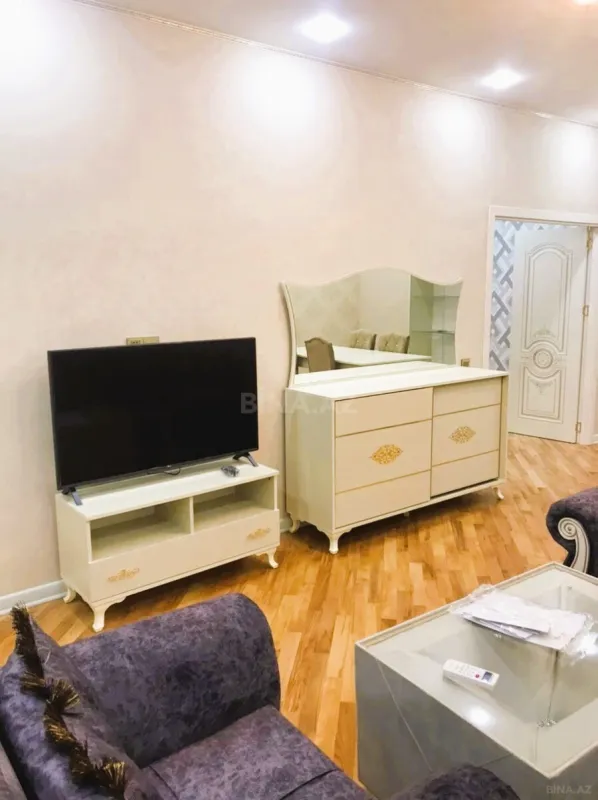 Kirayə verilir 2 otaqlı mənzil 105 m²