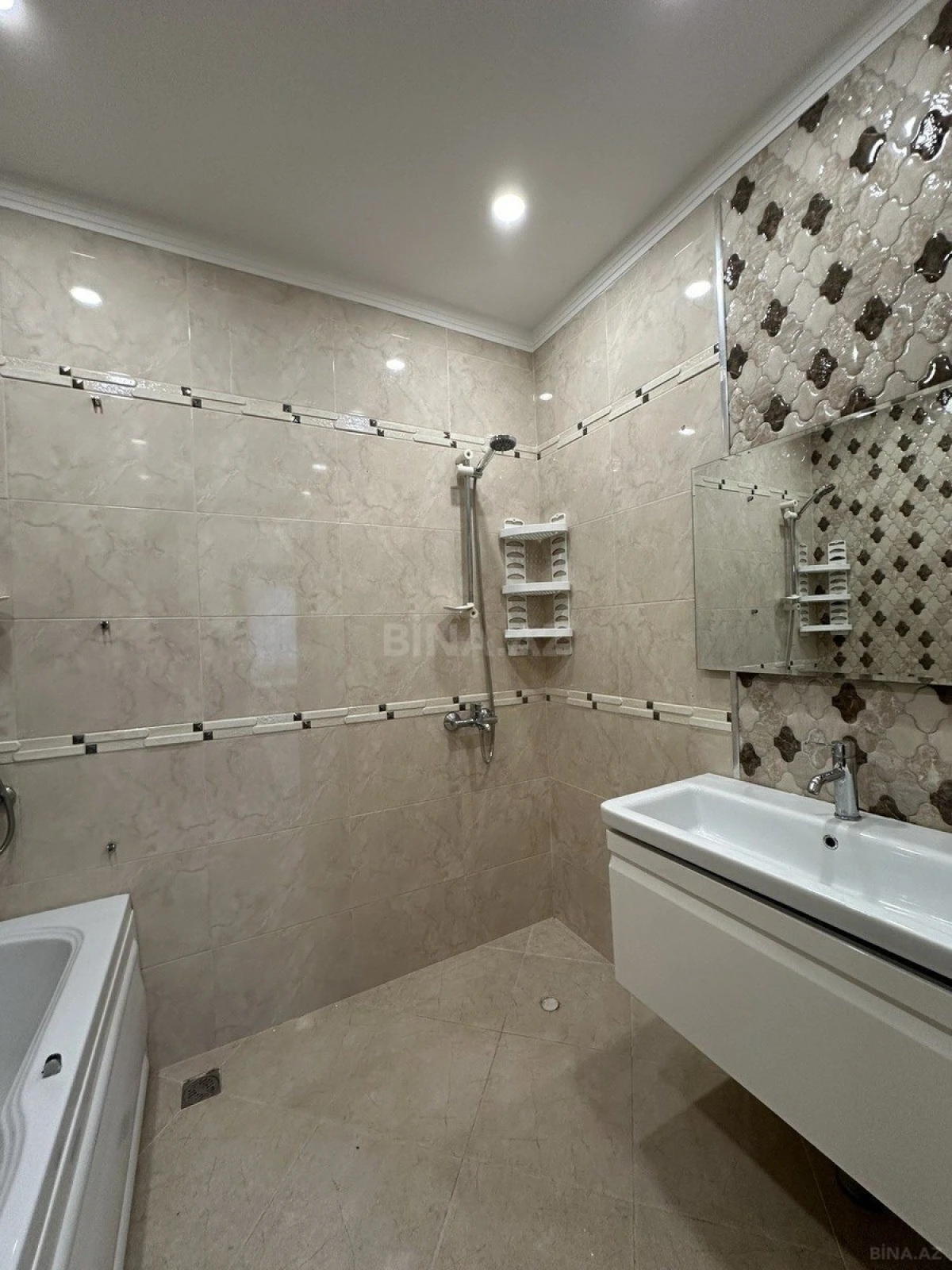 Satılır 3 otaqlı mənzil 135 m²