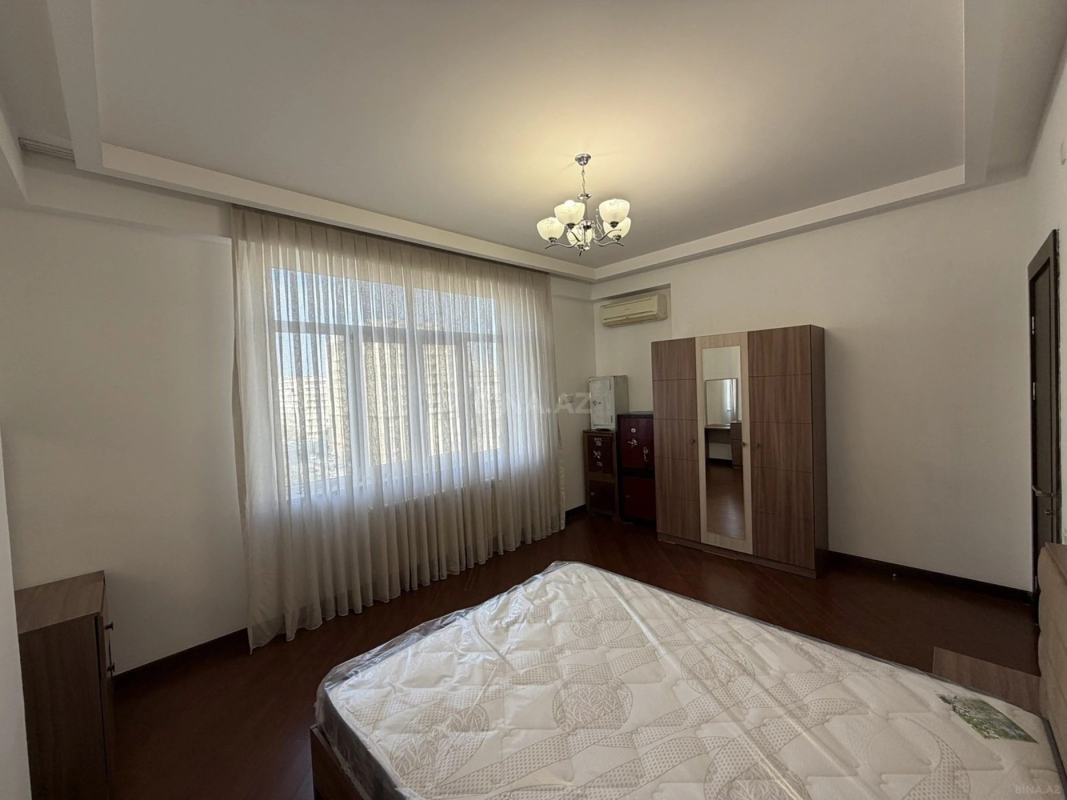 Satılır 3 otaqlı mənzil 135 m²
