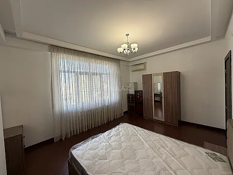 Satılır 3 otaqlı mənzil 135 m²