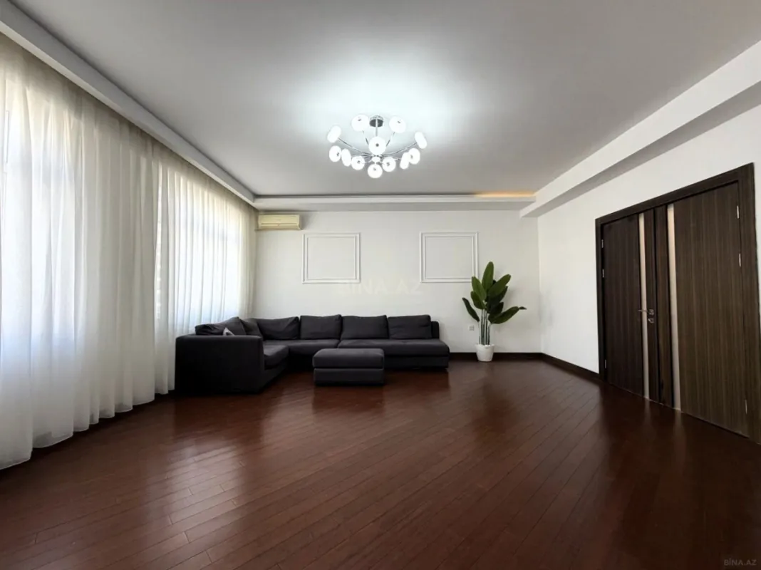 Satılır 3 otaqlı mənzil 135 m²
