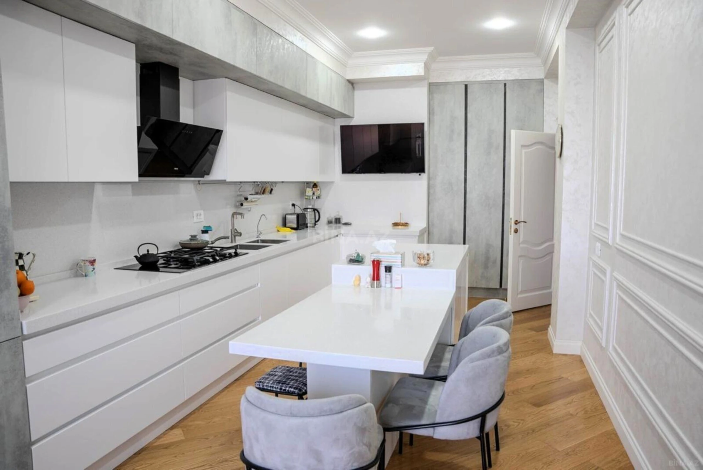 Satılır 5 otaqlı mənzil 228 m²
