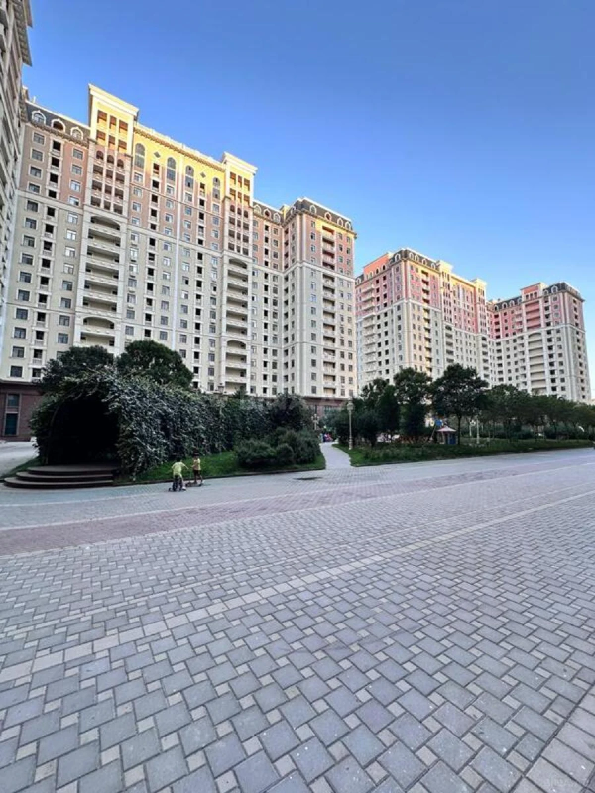 Satılır 4 otaqlı mənzil 205 m²