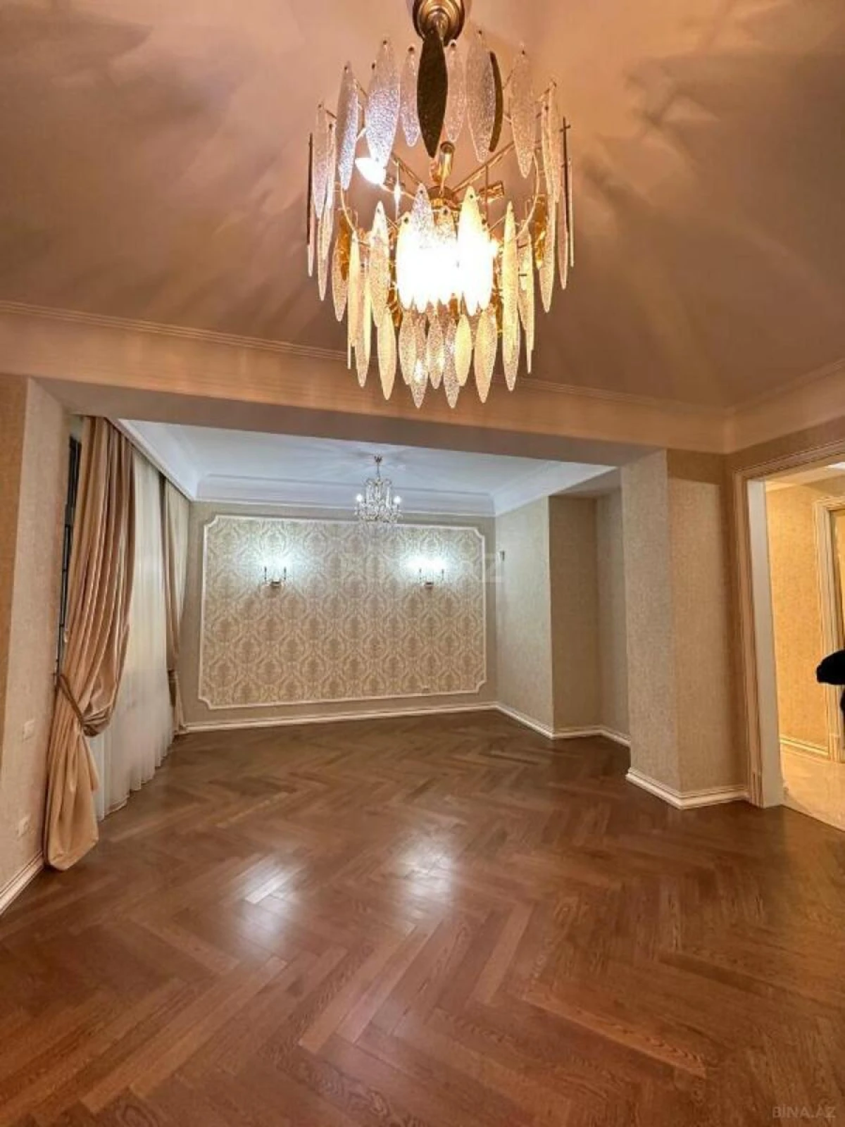 Satılır 4 otaqlı mənzil 205 m²
