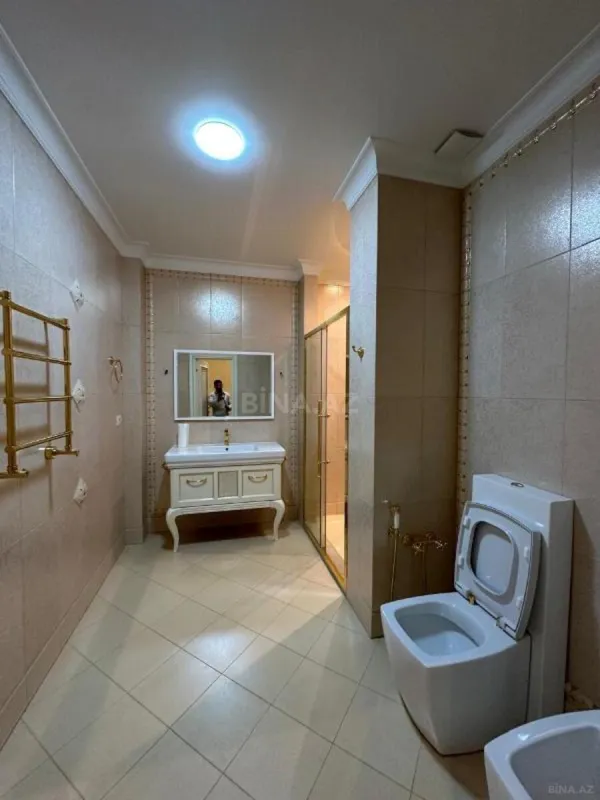 Satılır 4 otaqlı mənzil 205 m²