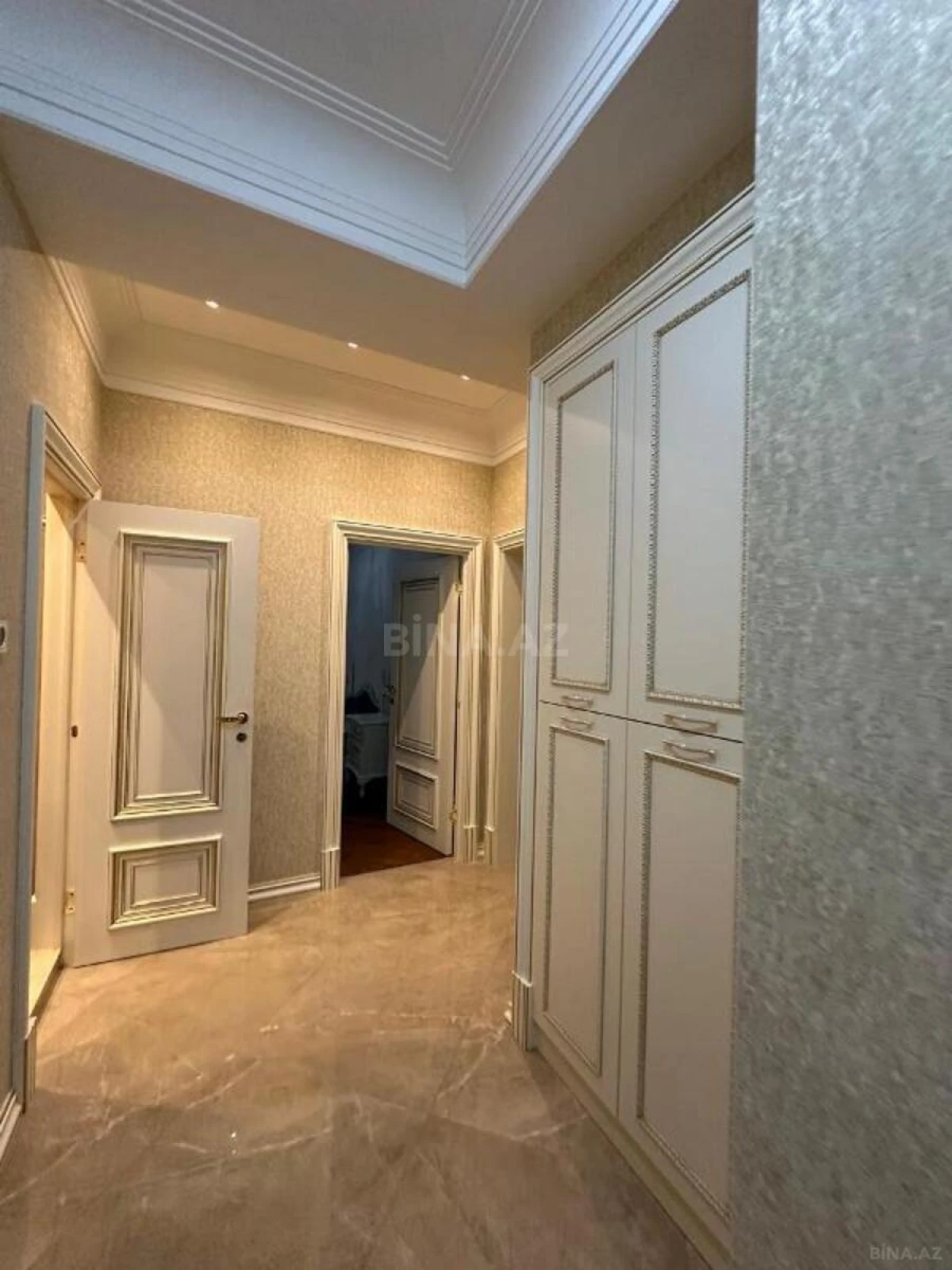 Satılır 4 otaqlı mənzil 205 m²