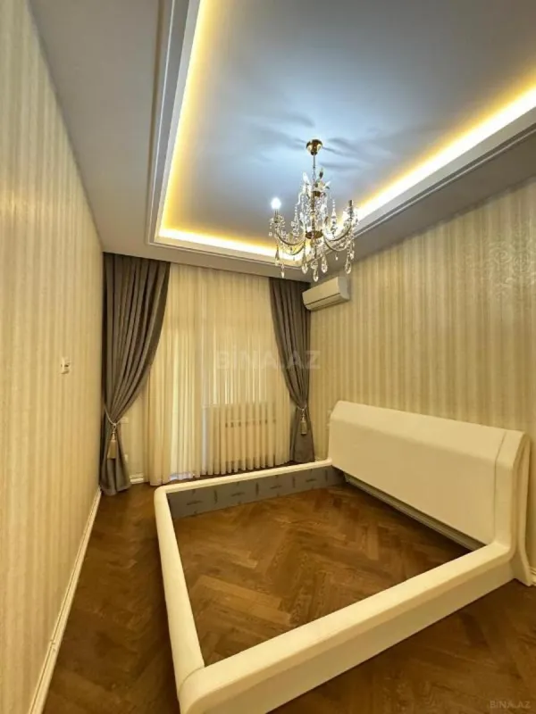 Satılır 4 otaqlı mənzil 205 m²