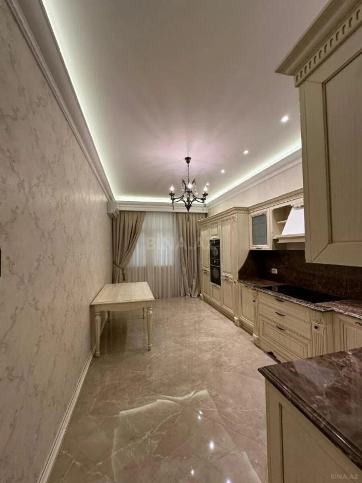Satılır 4 otaqlı mənzil 205 m²