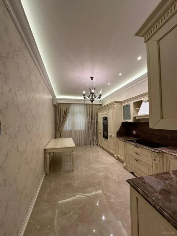 Satılır 4 otaqlı mənzil 205 m²