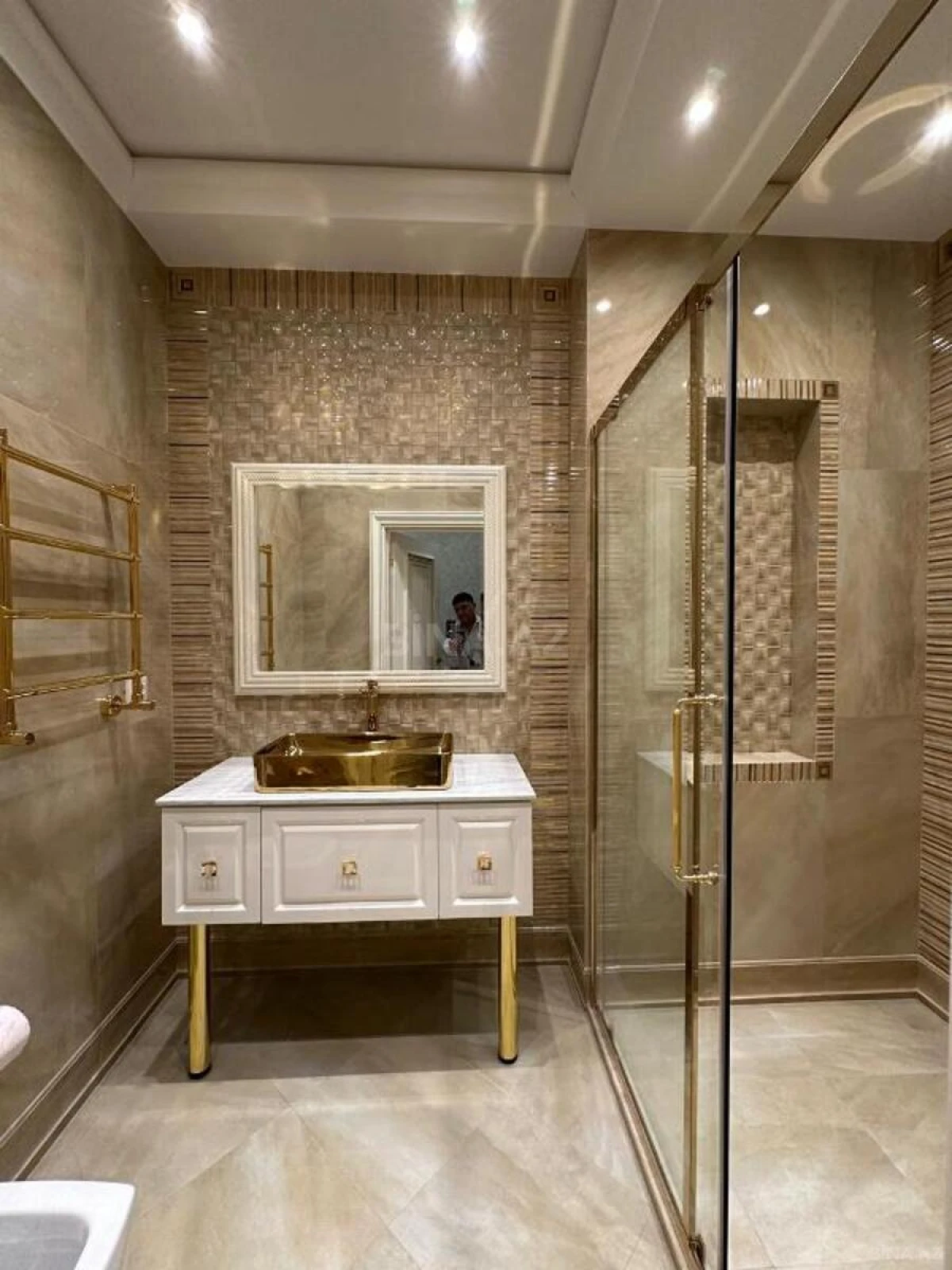 Satılır 4 otaqlı mənzil 205 m²