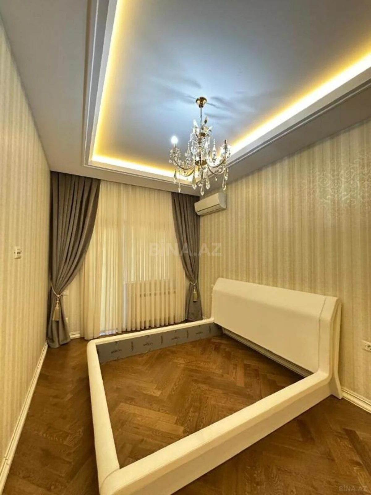 Satılır 4 otaqlı mənzil 205 m²