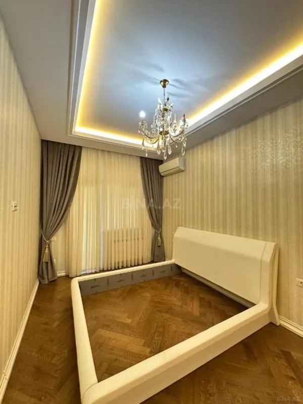Satılır 4 otaqlı mənzil 205 m²