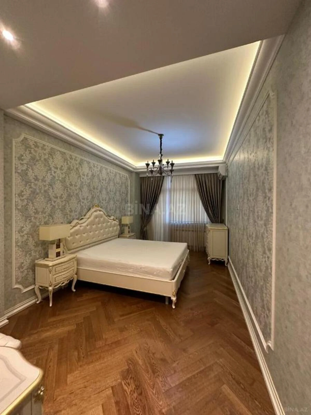 Satılır 4 otaqlı mənzil 205 m²