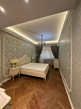 Satılır 4 otaqlı mənzil 205 m²