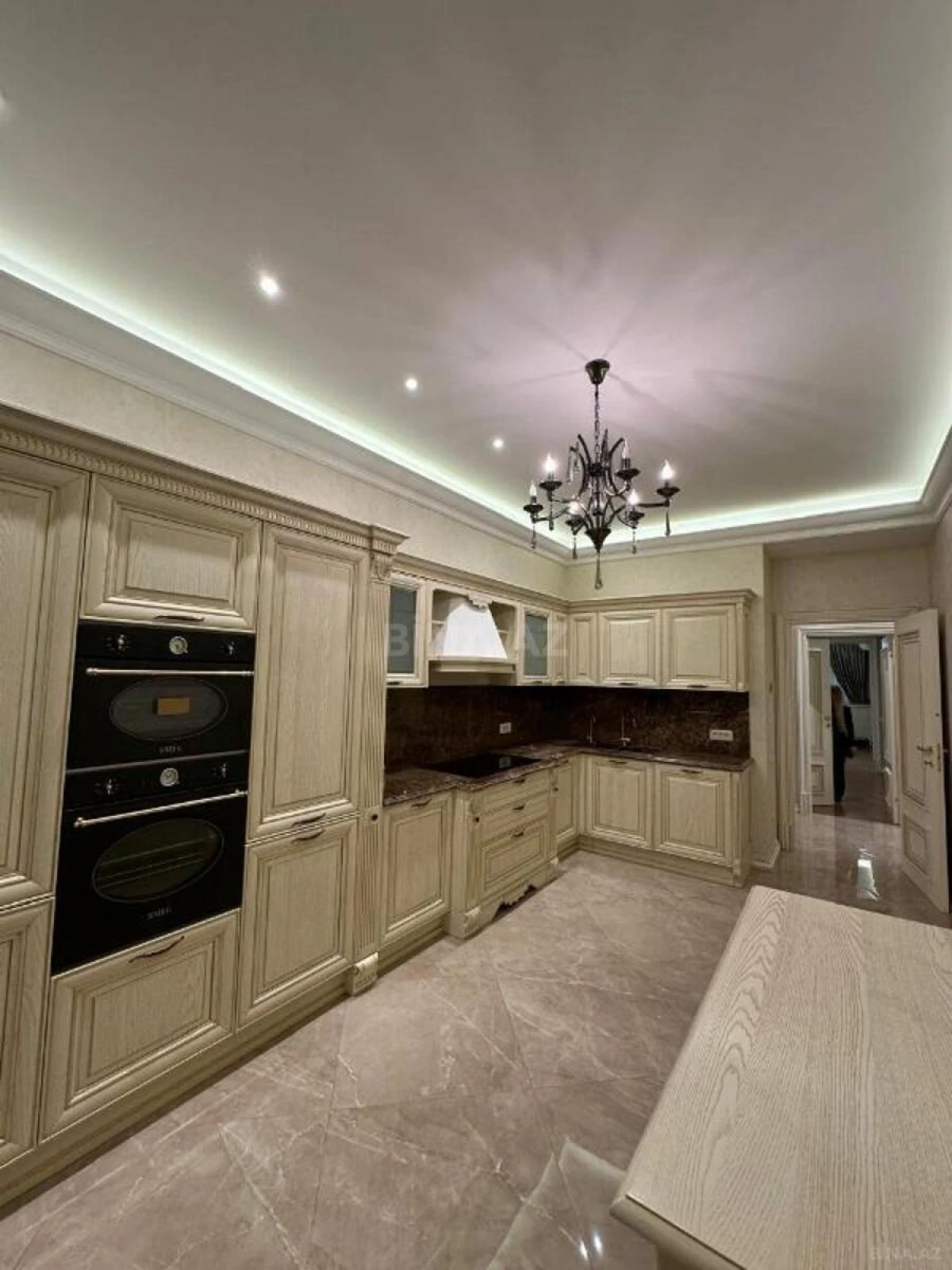 Satılır 4 otaqlı mənzil 205 m²