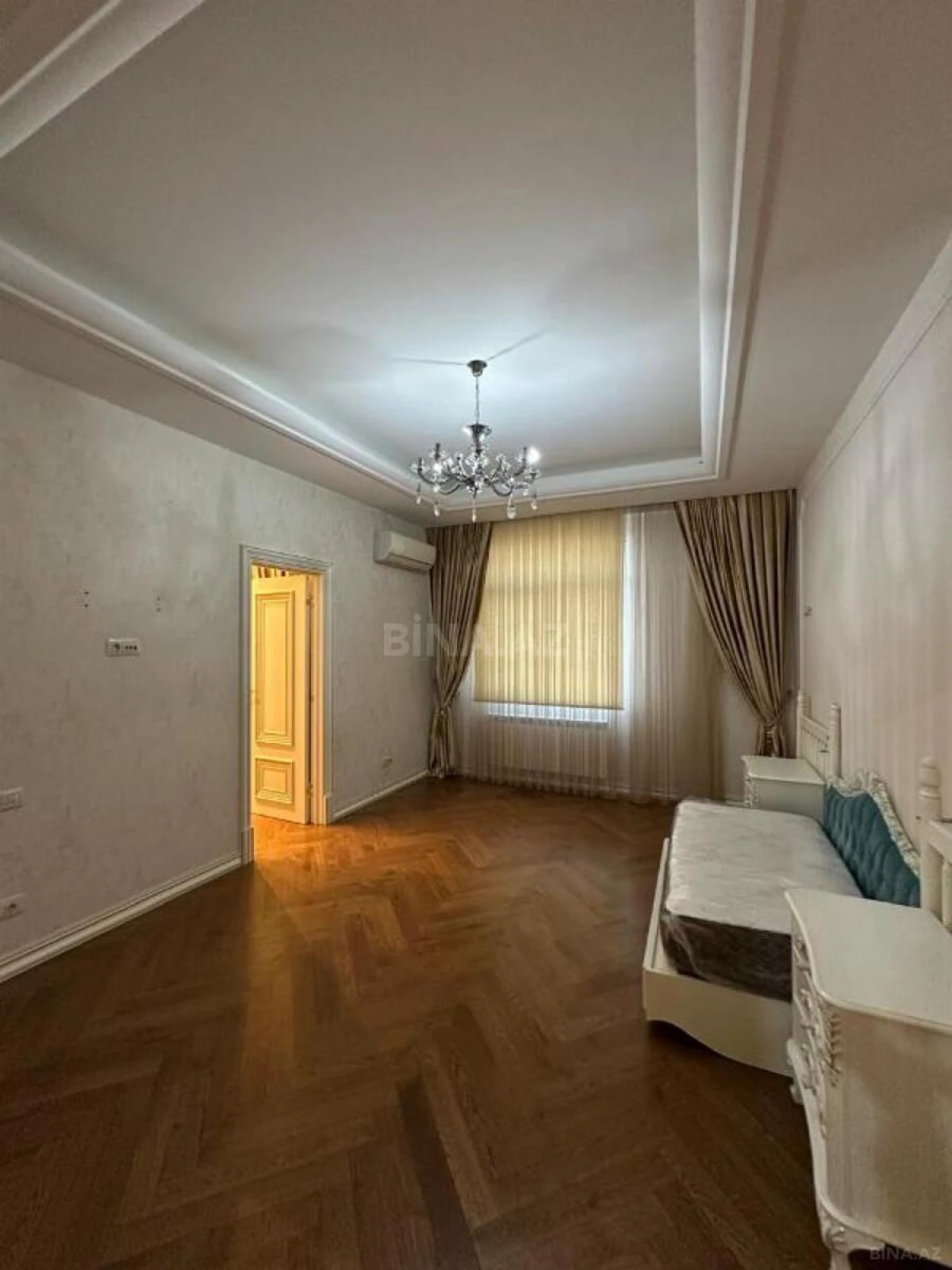 Satılır 4 otaqlı mənzil 205 m²