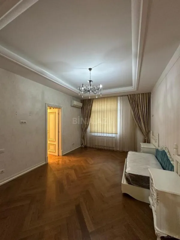 Satılır 4 otaqlı mənzil 205 m²
