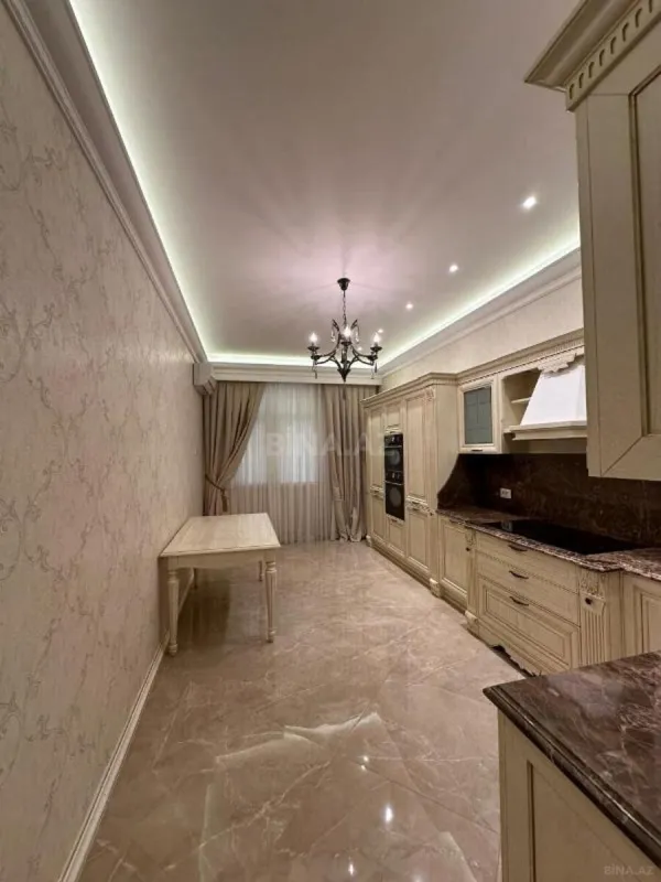 Satılır 4 otaqlı mənzil 205 m²