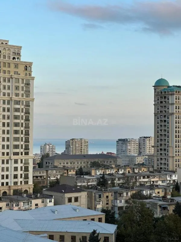 Satılır 4 otaqlı mənzil 205 m²